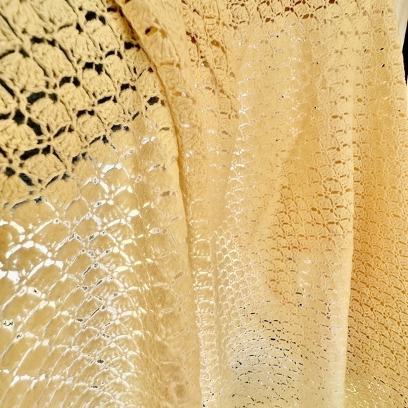 VINTAGE, BEAUTIFULLY HANDMADE, BABY BLANKET. CREAM COLOR WITH PINK TRIM. - Picture 5 of 11